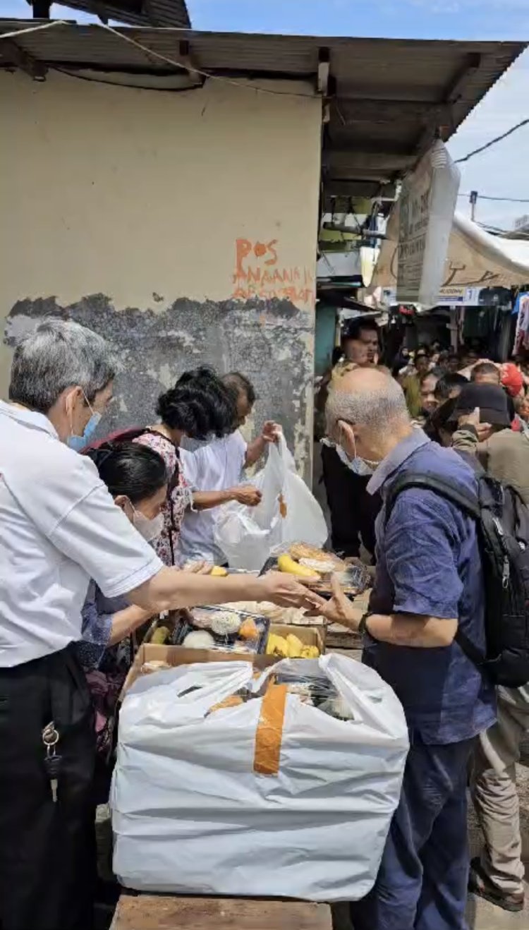 Narayana Seva Kepada 108 Warga dan 50 Anak-anak di Kolong Toll Jakarta Utara