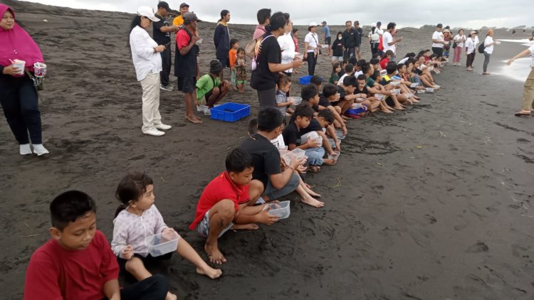 SSSGC Sai Gopi Denpasar: Releasing 650 Turtle Hatchlings and Organizing an Environmental Preservation Program at Biaung Beach, Denpasar, in Celebration of Guru Poornima