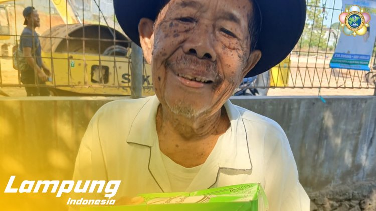 SSSGC Lampung : Sai Center Cahaya Cinta Kasih Sai Merayakan Hari Deklarasi Avatar Dengan Berbagi 60 Nasi Kotak Kepada Masyarakat Sekitar