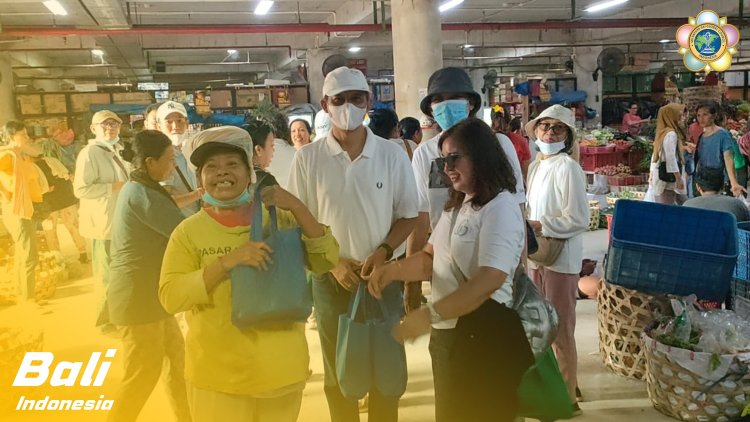 SSSGC Sai Anandam Bali : Celebrating Avatarhood Declaration Day with Narayana Seva, Distributing 108 Food Packages and Clothing