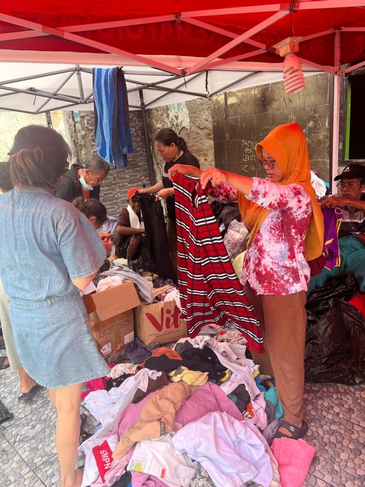 SSSGC Jakarta : Sociocare Narayana Seva by SMILE Teachers, Young Adults, and Mahila for Fire Victims in Kemayoran, Jakarta